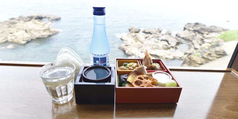 飲酒過量有礙健康。未成年者請勿飲酒。Package on the Koshino Shu*Kura. (Image credit: JR East)