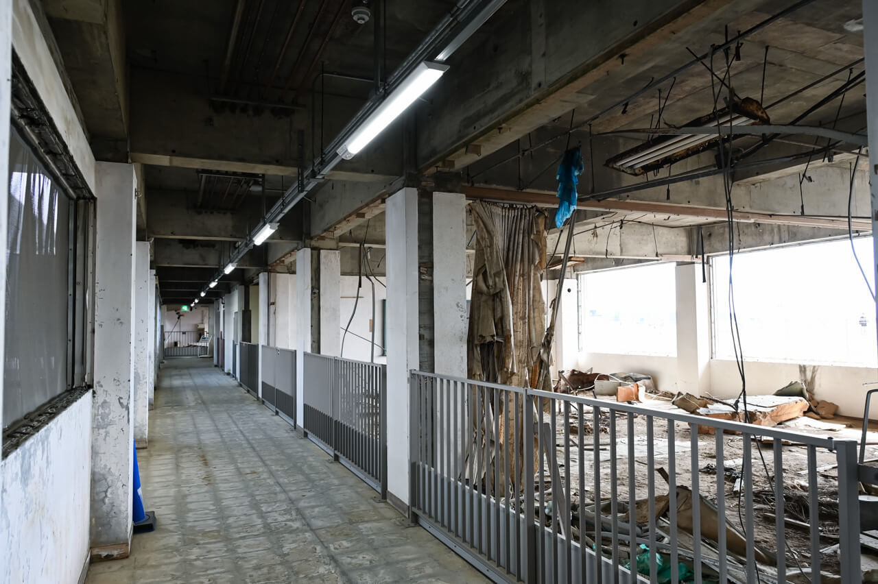 當局保留南北校舍時，還設計了見學路線，可以看到所有課室和辦公室被保留下來，給來訪客人感受當時慘況。