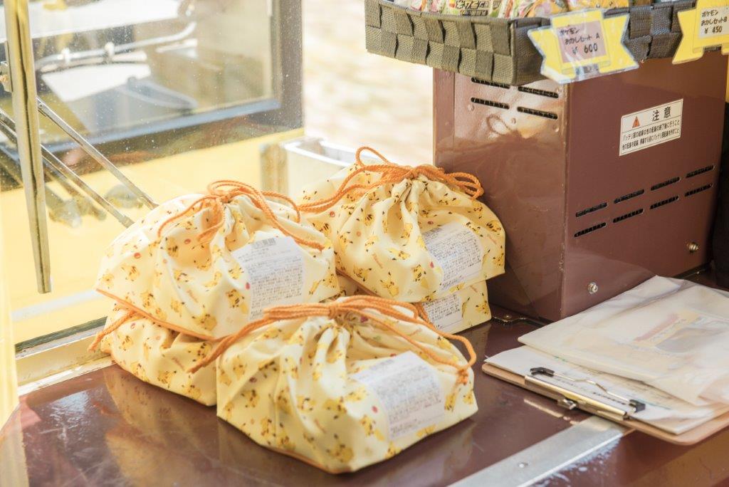 在兩節皮卡丘列車中間會有工作人員販賣寶可夢相關商品與三明治、皮卡丘便當，不過商品種類沒有很多就是了。