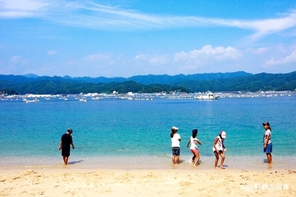 荷蘭島上的沙灘，夏季海水清澄透明，是頗受歡迎的戲水地點