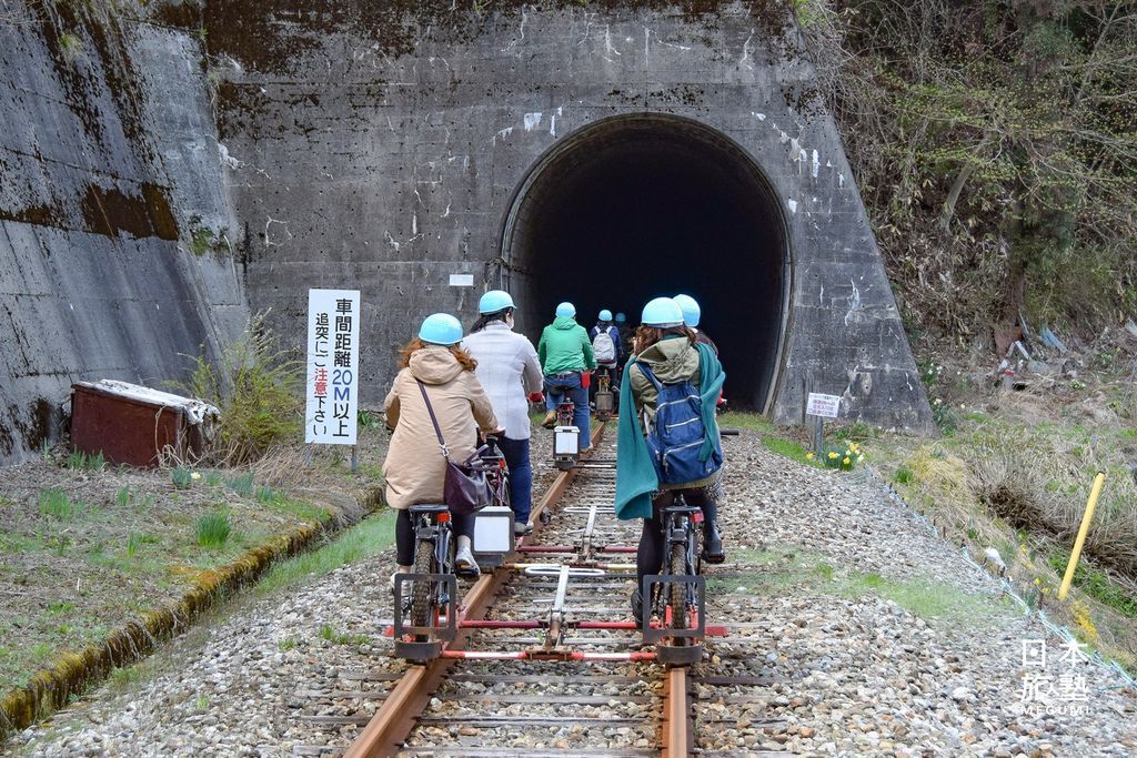 進入隧道前請減速，並留意車距