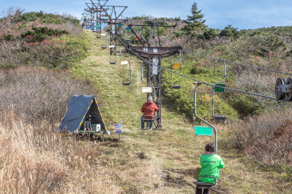 前往藏王御釜的纜車是無遮蔽式的單人纜車，抱緊欄杆上山，還能欣賞風景，倒是很有趣！京都天橋立的單人纜車也是同樣的設計。