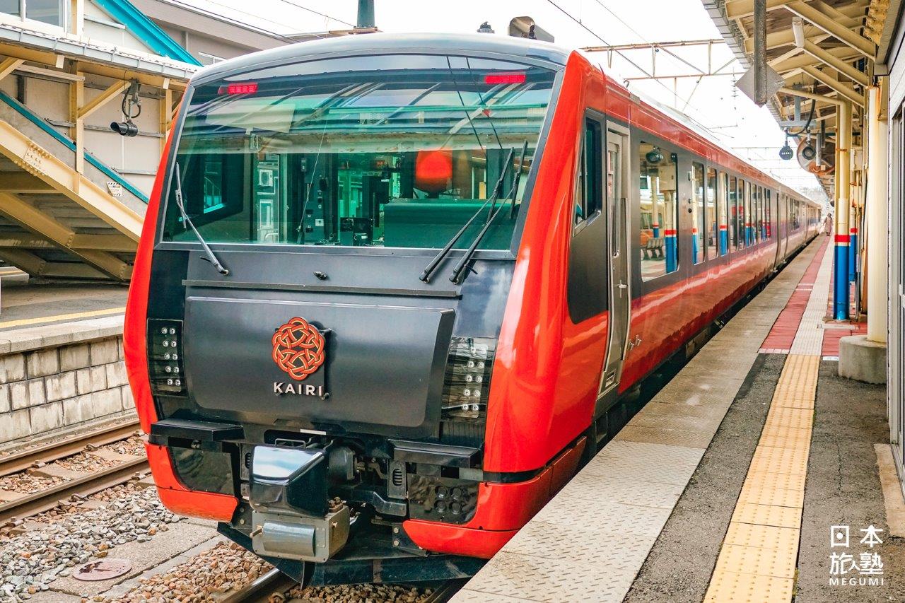 列車以紅色為主體，由夕陽到雪白的漸層變化