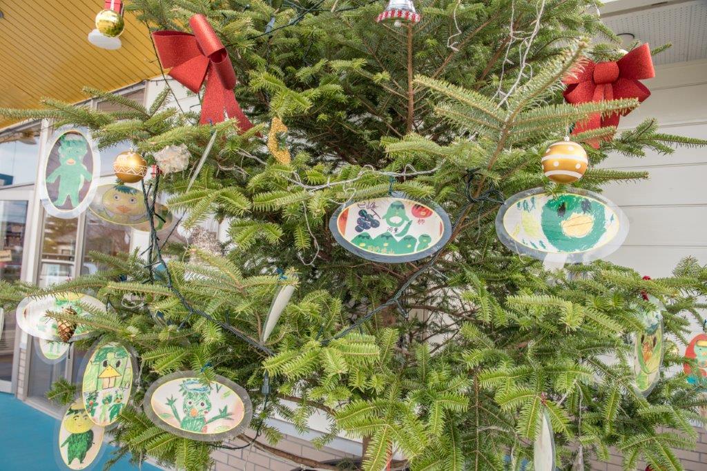 前往那時正好日本新年剛過，在田主丸站還可看到聖誕樹上掛了好多小朋友畫久留米吉祥物Kuruppa的圖畫。