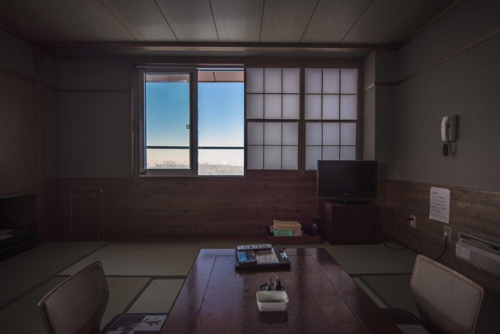 千疊敷飯店房型一共分為特別室與一般室，我們所住的房間是一般客室，有分為面對富士山側（日出、日落面推薦）以及面對寶劍岳側（星空推薦）。