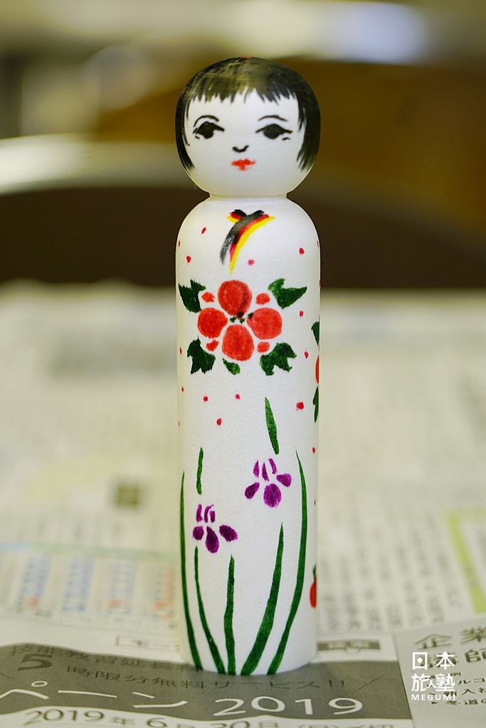 Megumi描繪的小芥子，是上段津輕牡丹、下段花菖蒲