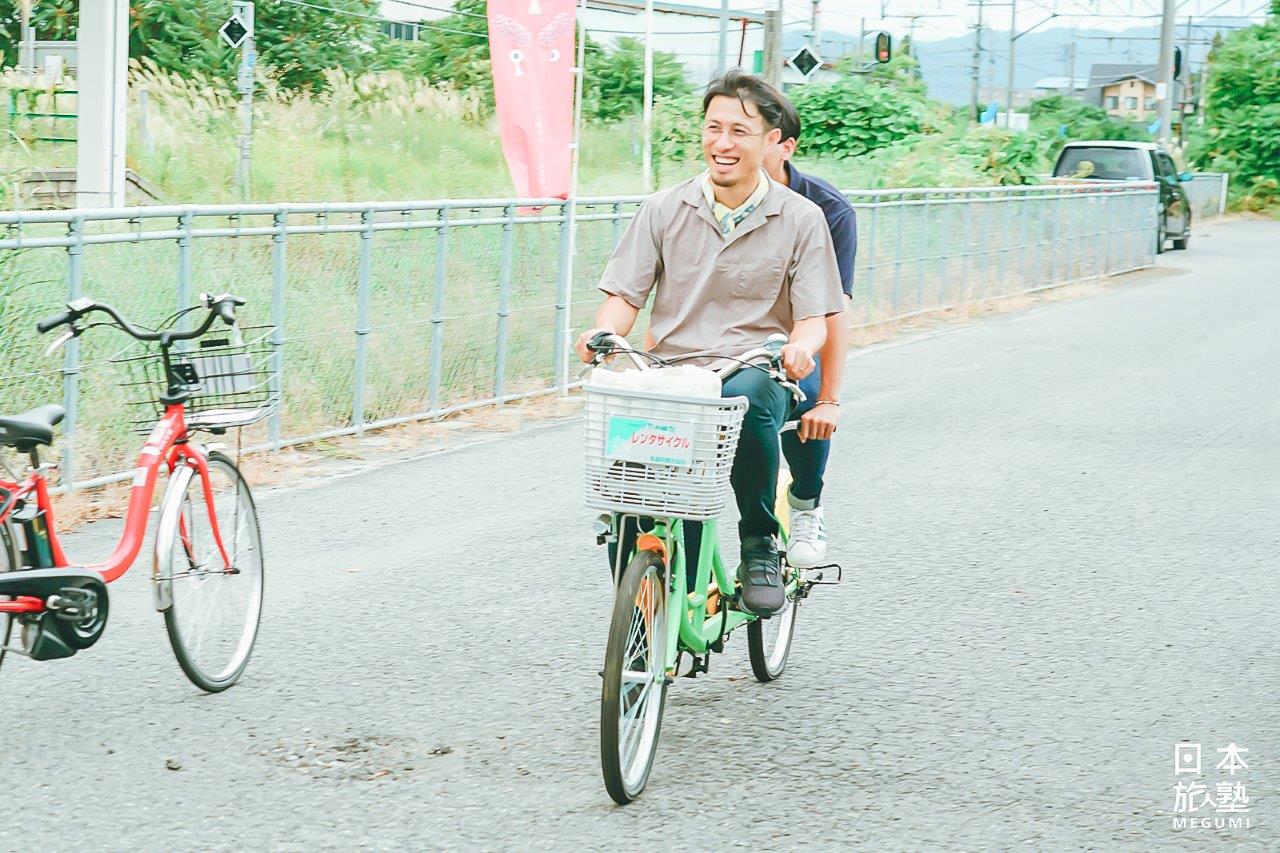 雙人腳踏車提供兩位大人使用，前後座把手高度略不同