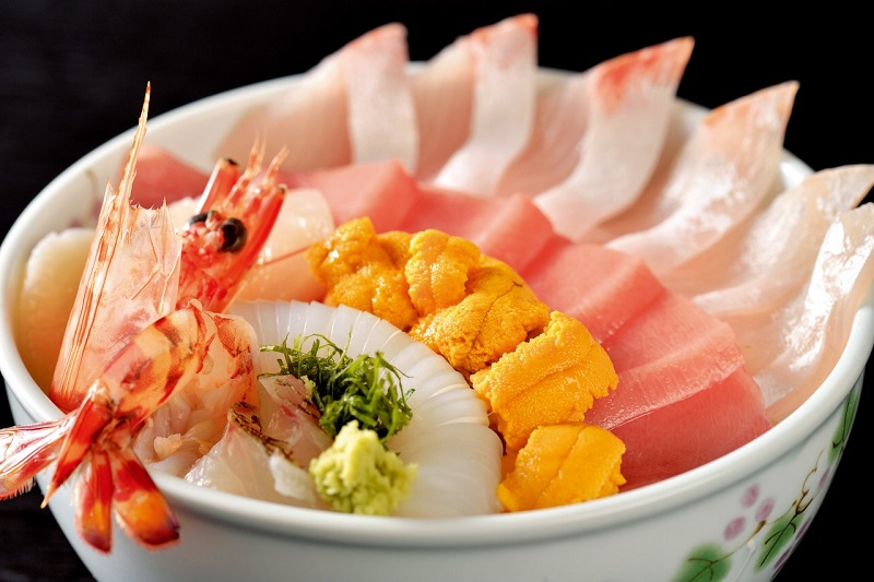 Visitors can also make their own seafood bowl for breakfast. (Image credit: Showado co.ltd / IKI CITY / Iki City Tourism Federation / JNTO)