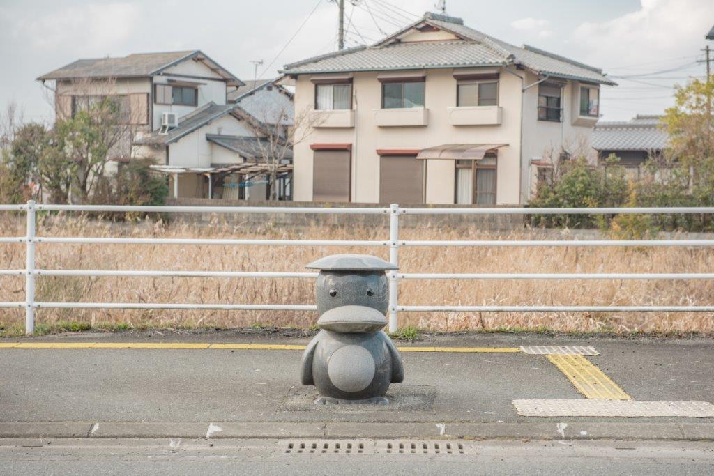 隨處都有可愛的河童雕像，請跟著散策地圖到田主丸車站尋找河童或是果園摘採水果吧！