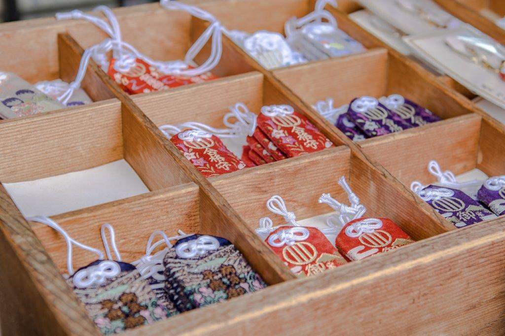 在「刈田嶺神社 奧宮」販售了些鑰匙圈等紀念品，而這的御守則有藏王御釜圖案，樣式很美。