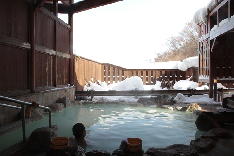 Men's hot spring bath is themed after wood. (Image credit: 福島県観光物産交流協会)