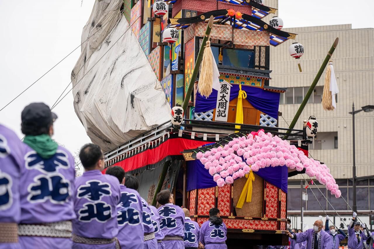 山車內有約30人進行操作、演奏