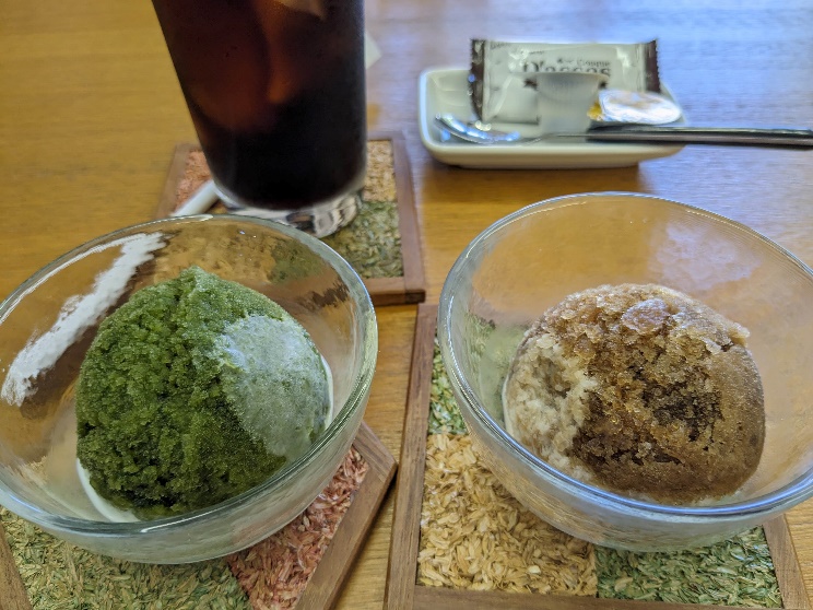 每到夏天，這位身兼登山嚮導的店長就會端出從媽媽那邊學來的、做法不外傳的手工冰品。它不是刨冰，也不是冰沙或雪酪，咬起來就是ㄎㄠˊ ㄎㄠˊ的這樣，超好吃！