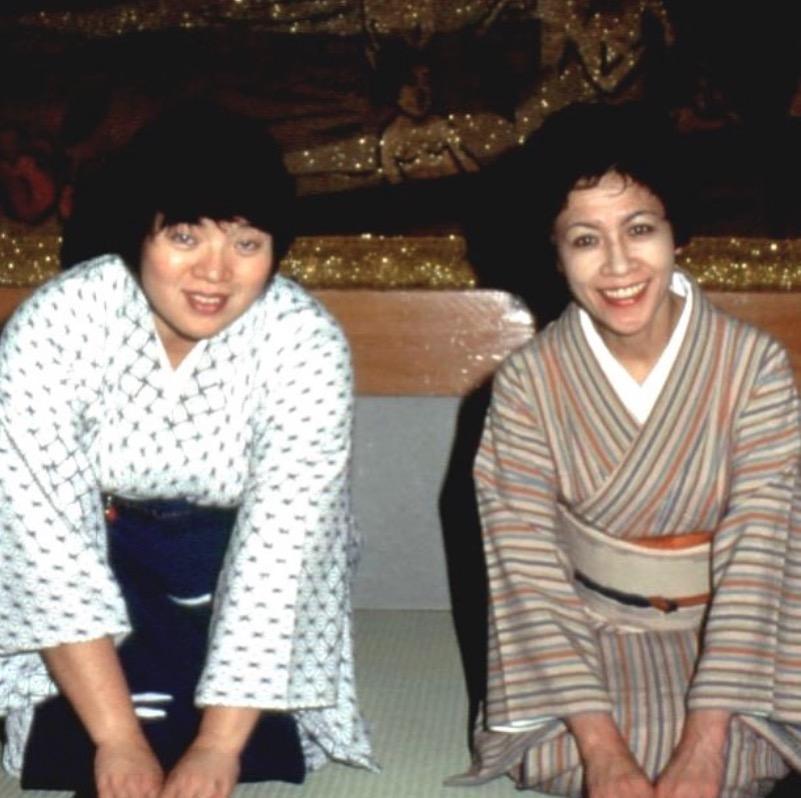 楊姐在草津溫泉旅館「一井」實習的照片，身旁是日本鼎鼎有名的溫泉女將——市川薰。（圖片提供：溫泉女王 楊麗芳）