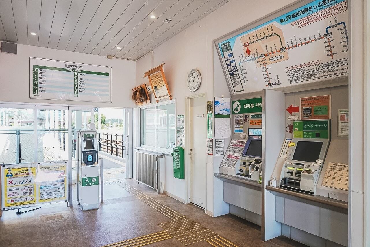 站內設有指定席售票機，可自行購票