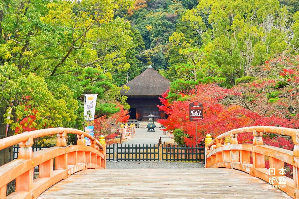 由橋上眺望阿彌陀堂，在色彩繽紛的大自然中，模樣優雅