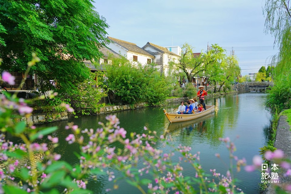 當遊人逐漸到來，倉敷川上的川舟又是勾勒出另一番的風情