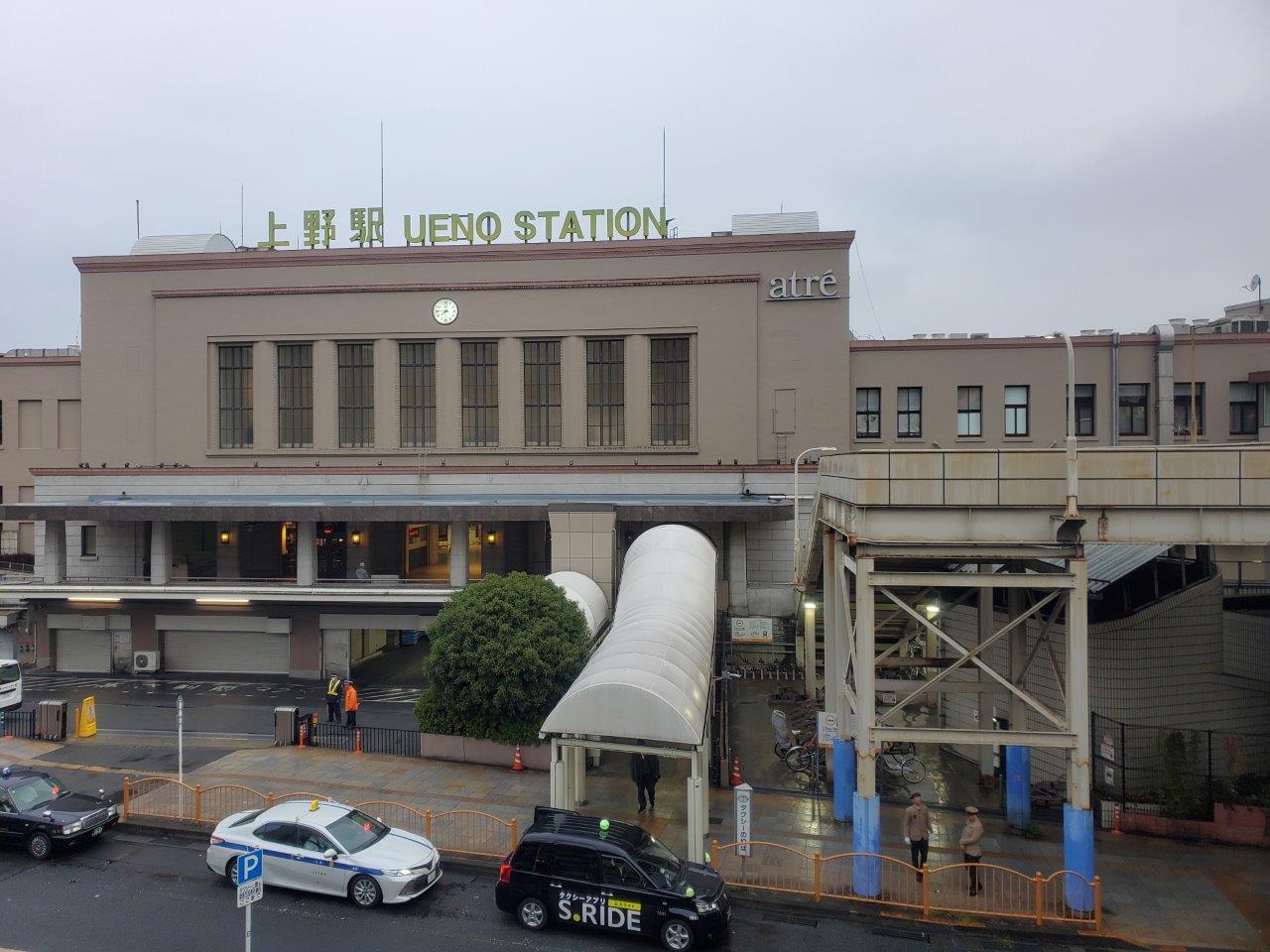 ▲上野站正面玄關口的上下車地點，右下角可以看到2位待機中的「四季島」工作人員