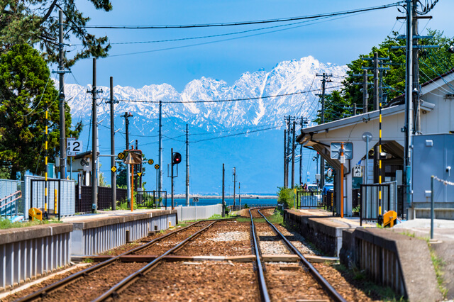 雨晴車站。 (Image credit: まちゃー/PIXTA)