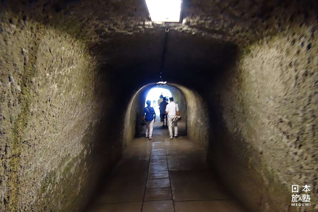 走在隧道裡，不由得對於源賴朝「找尋靈泉」的傳說感到非常厲害