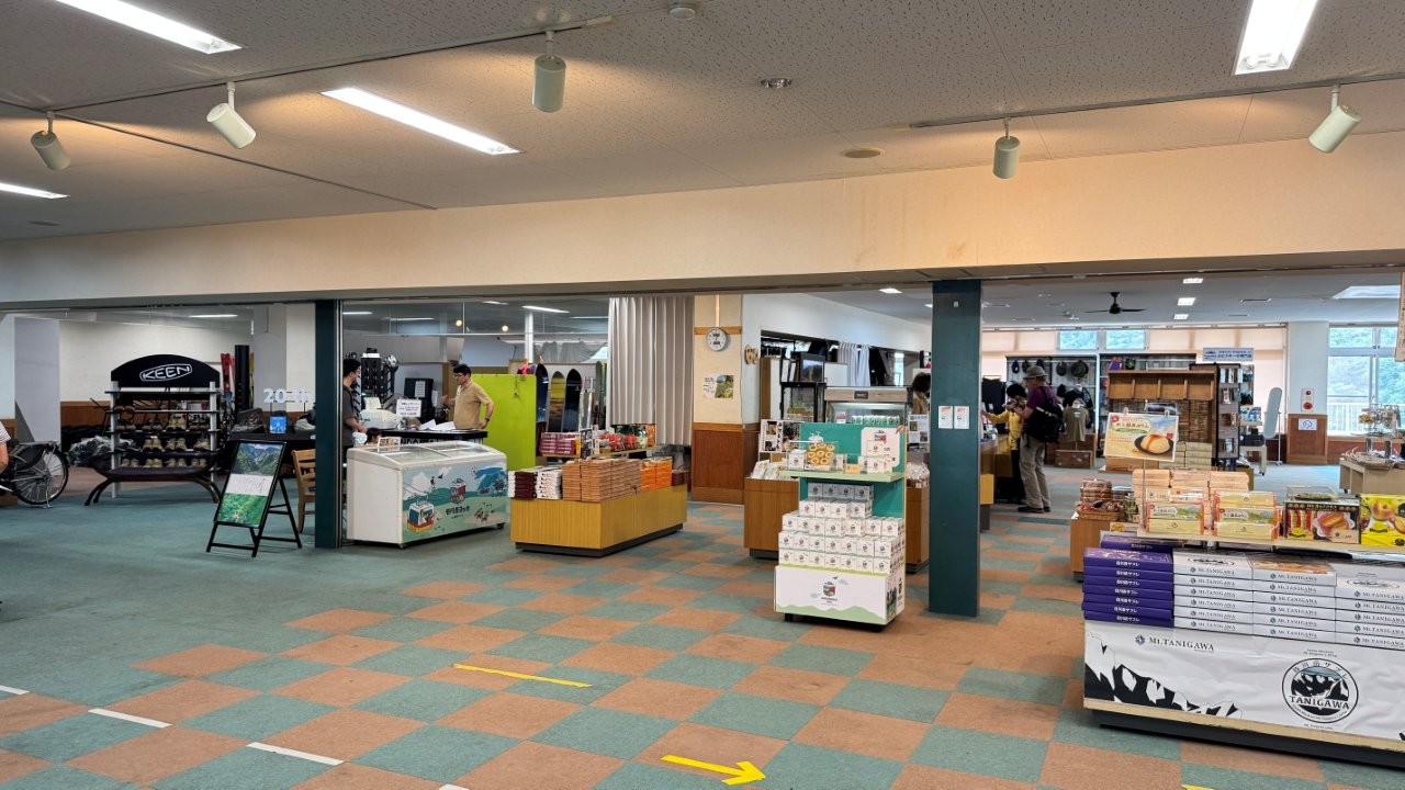 ▲圖中最左邊的是登山用品部，自行車租借在此辦理