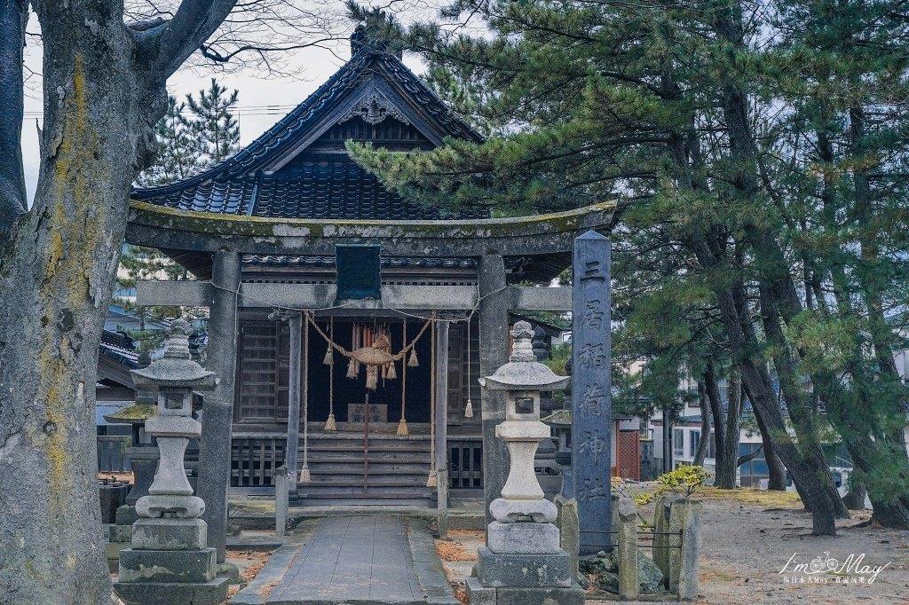 一旁的三居稻荷神社