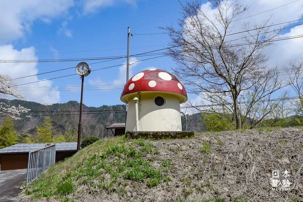 座落於神岡大橋駅月台旁，可愛的香菇休息站
