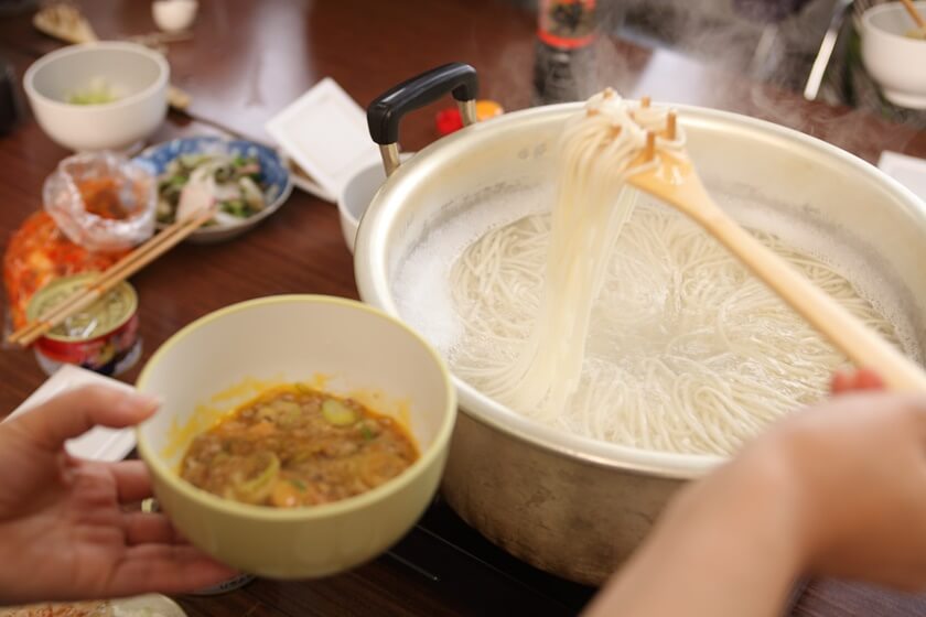 ひっぱり烏龍麵從鍋裡拿出來，與納豆和鯖魚罐頭一起吃。(Image credit: Yamagata Prefecture)