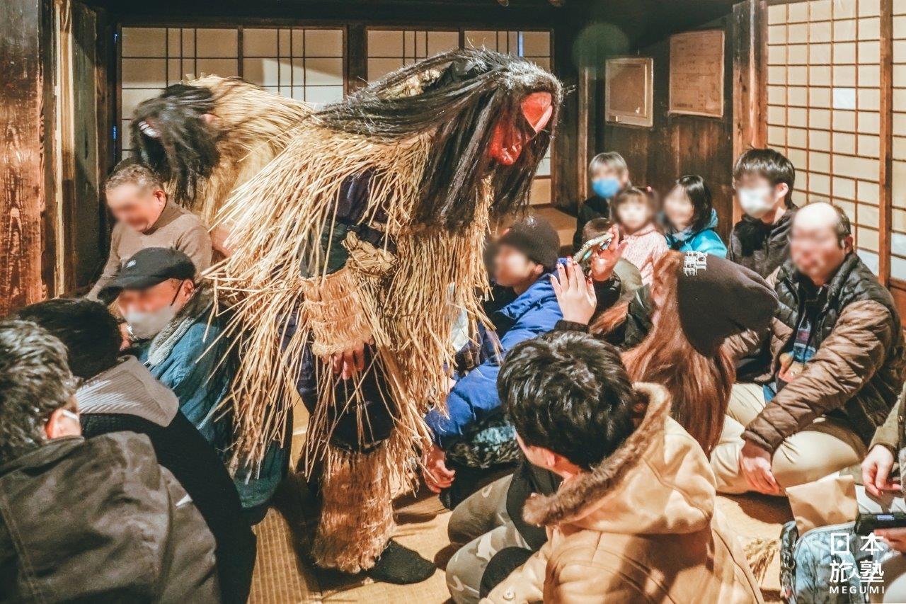 走來走去，詢問小孩有沒有聽話、媳婦有沒有偷懶的生剝鬼，氣勢十足