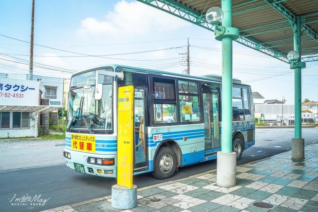 車站外的市街公車。非居民也能搭乘