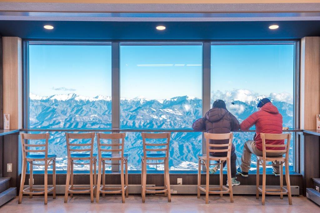 一抵達纜車千疊敷站外就是千疊敷飯店，裡面有販賣部還有高山咖啡館2612 Cafe，點杯熱咖啡坐在窗前看著阿爾卑斯山脈與富士山景色，真讓人感動。