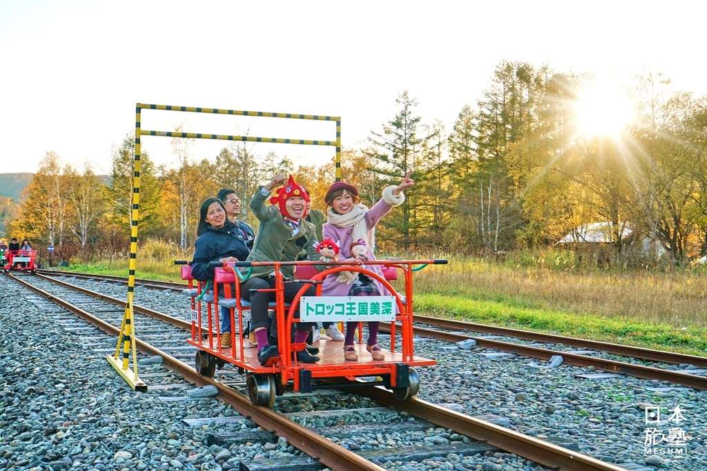 美深輕便車王國，只要有駕照就能在鐵軌上開車