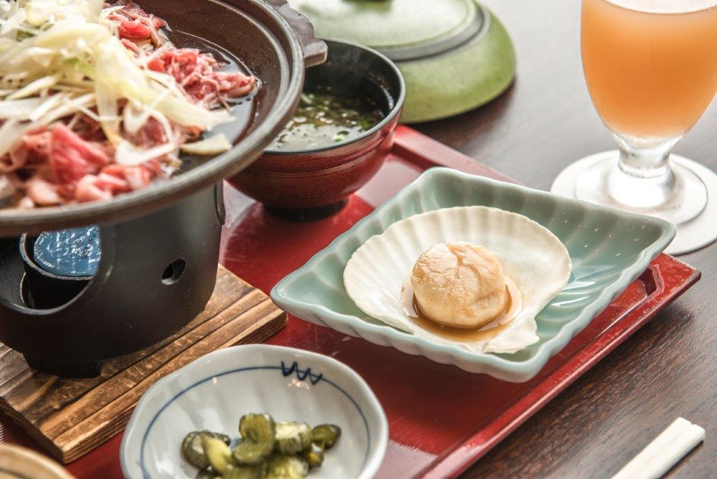 柳川鍋，其實是發源於日本福岡的柳川市，用鰻魚、蛋液、牛蒡煮成，在這裡將鰻魚改成了美味的青森縣產牛肉。