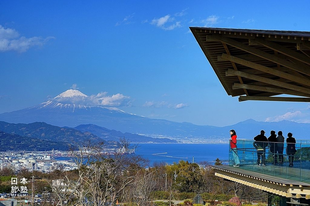 風和日麗的天氣，駿河灣與富士山的輪廓清晰可見