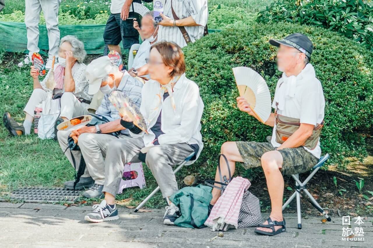 許多參加者會自備折椅，隨時隨地輕鬆地享受音樂