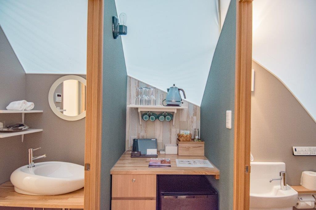 在房間另一區域則是小型的茶水間、洗手台、浴室、廁所（免治馬桶）。