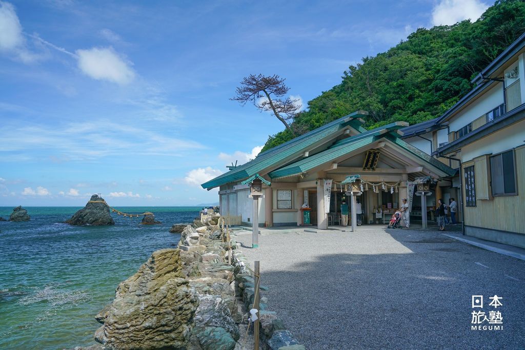 二見興玉神社與夫婦岩（左）