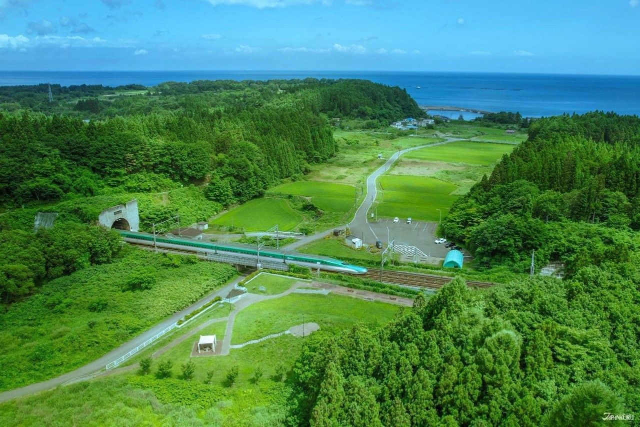 一般像是新幹線、電車等大眾交通工具可以抵達的溫泉地，帶長輩去也比較方便。