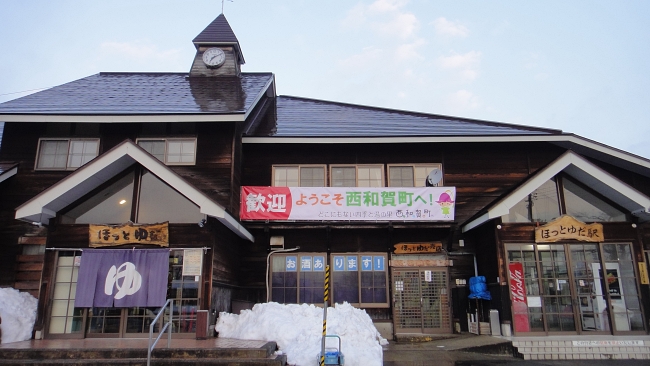 沿線主要車站之一的穗東湯田站。左邊有藍色門簾的是溫泉設施的入口。(Image credit: Kevin Koh)