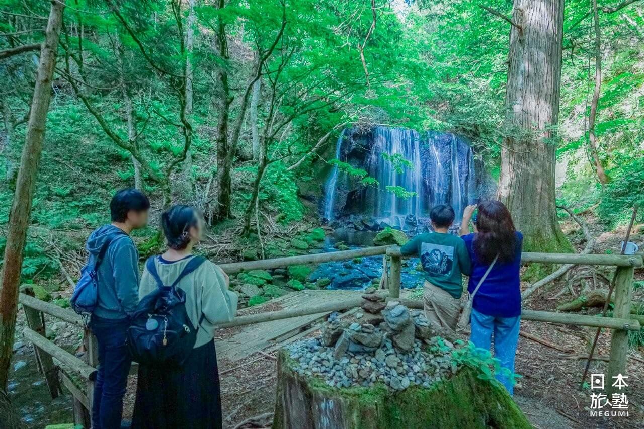 由於通往河床的木棧道崩塌，目前僅能由平台眺望兩座瀑布（拍攝於2026年5月）