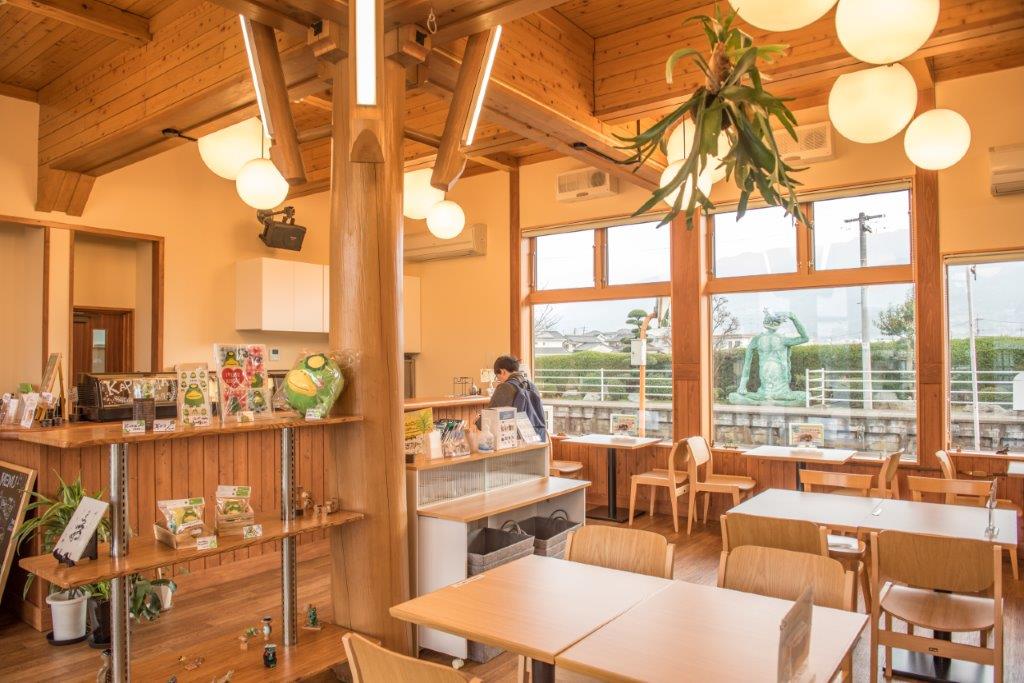 河童咖啡館KAPATERIA以木質感為主，風格很溫馨舒服，在這裡喝杯飲料、吃吃以河童為造型的咖喱飯、馬卡龍，邊歇息邊看著鐵道景色，實在好放鬆好棒。