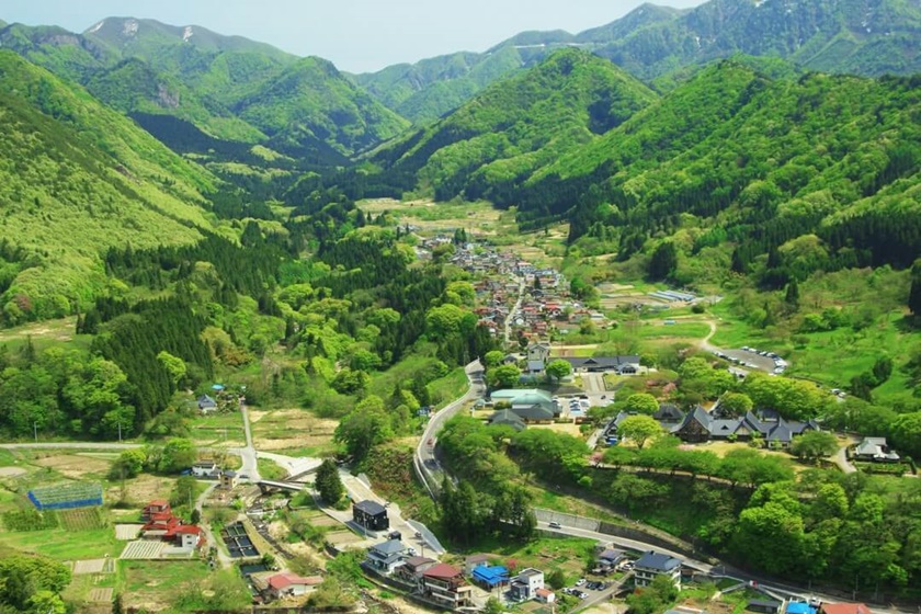 從山寺俯瞰下面的城鎮全景。(Image credit: photoAC)