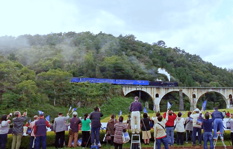 Crowd welcoming the SL Ginga as it crosses the Miyamorigawa Bridge. (Image credit: JR East Morioka Branch)