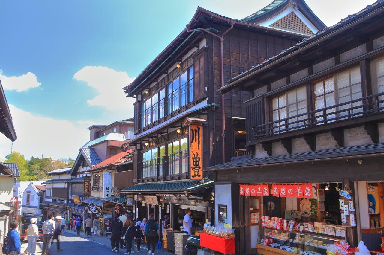 成田山表參道林立許多歷史悠久的商店、餐廳