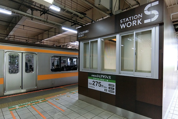 ▲STATION DESK 三鷹站月台