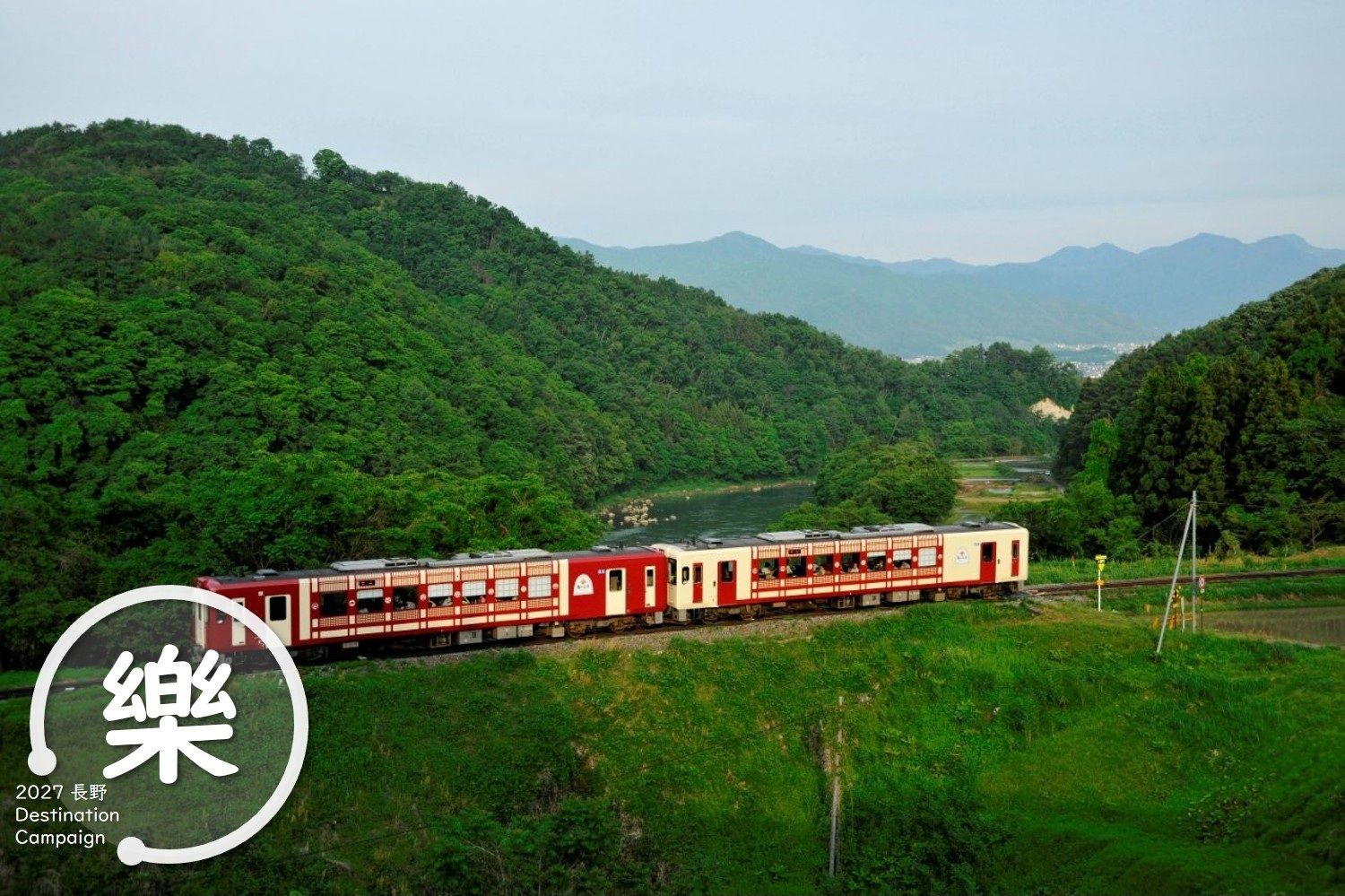 沿著千曲川緩緩行駛的觀光列車「Oykot」，彷彿回到鄉下阿媽家的溫暖情懷