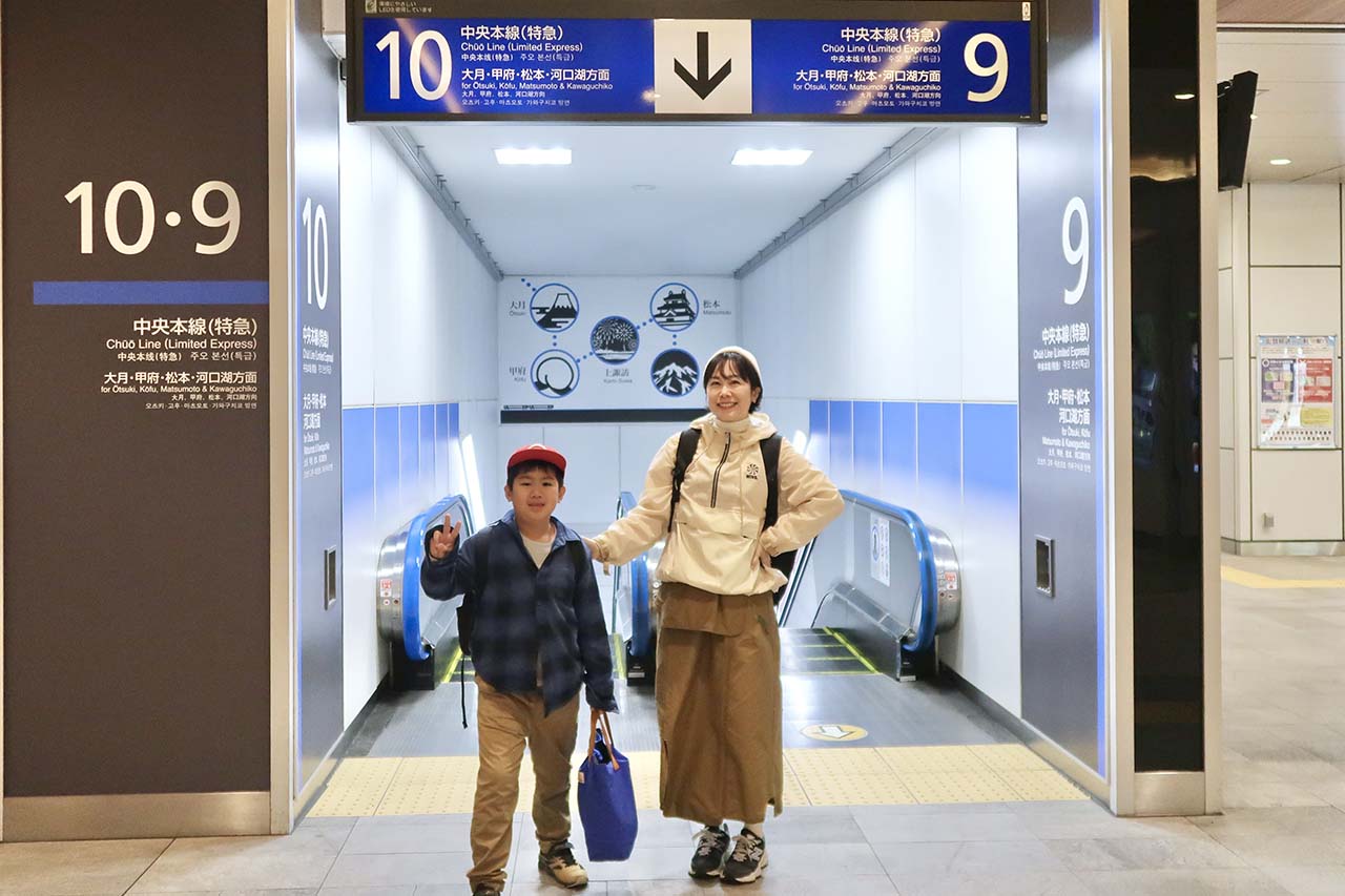 【山梨親子鐵道之旅】山梨不只有河口湖！從新宿搭乘JR甲斐路號到山梨吃草莓、泡溫泉、笛吹川水果公園搭遊園列車賞富士山