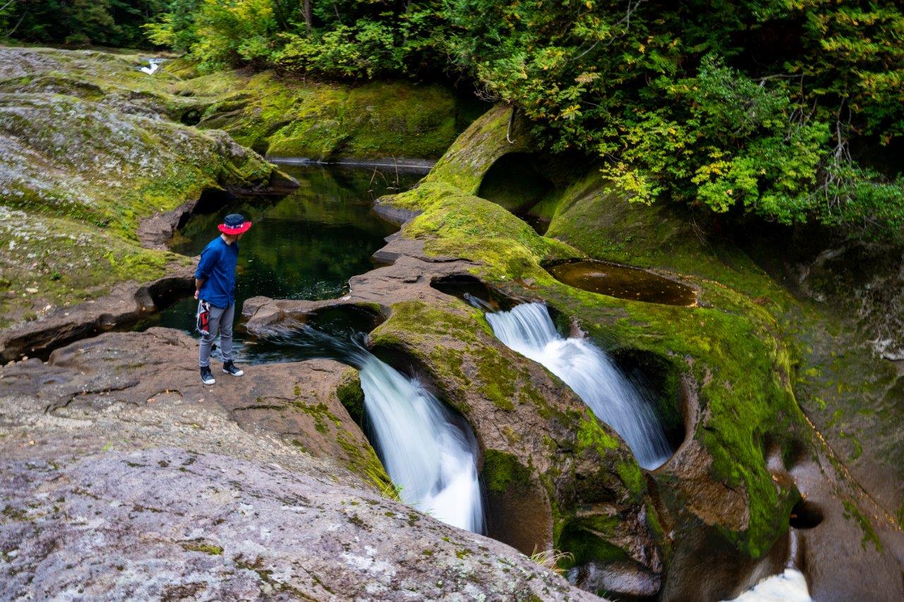 猶如電影探險場景，乘船深入秋田最後秘境小又峽，窺見壺穴瀑布來自大自然的鬼斧神工！