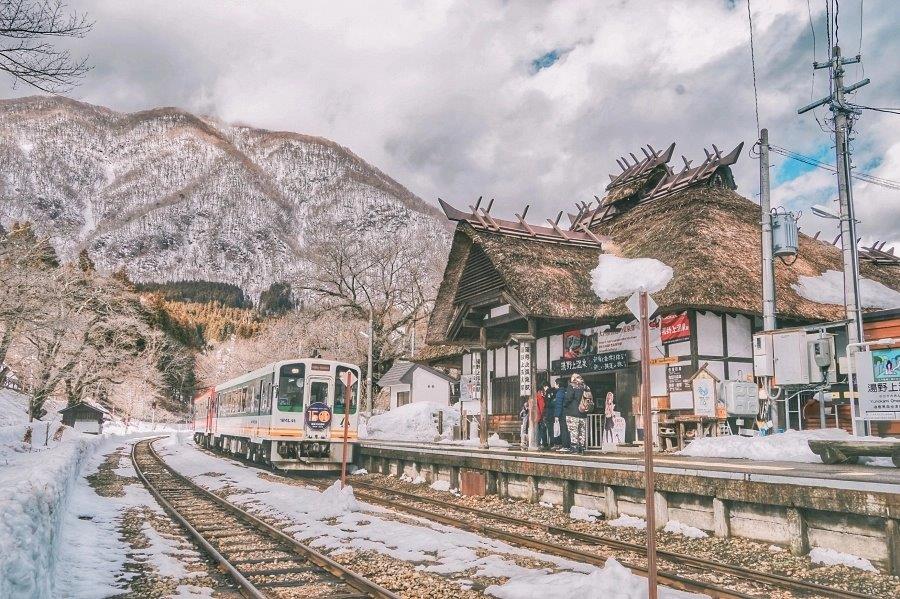 日本唯一茅草屋頂車站「湯野上溫泉」、前往大內宿的交通手段詳解