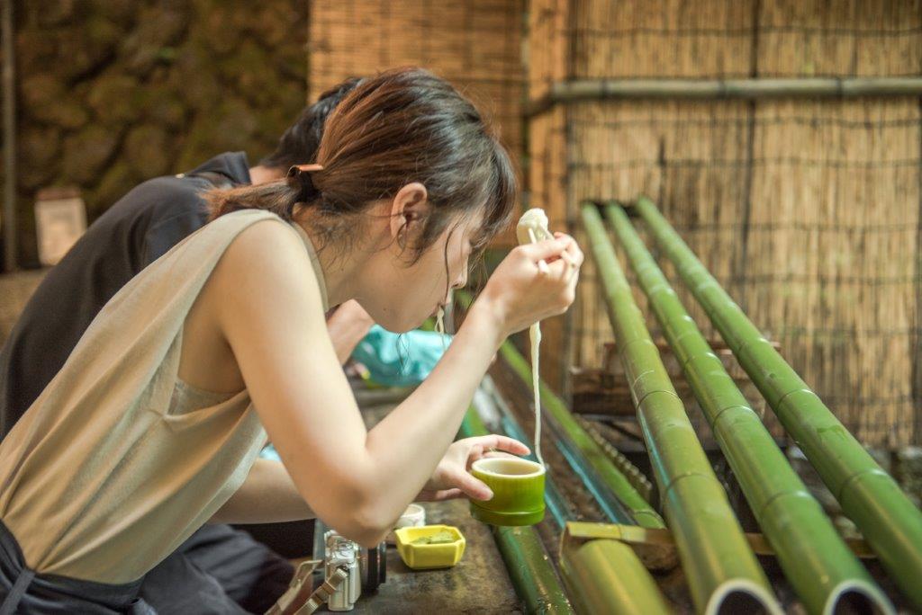 京都貴船川床流水麵 ひろ文：貴船神社夏天推薦行程，竹筒水道挾麵 好玩、沁涼消暑